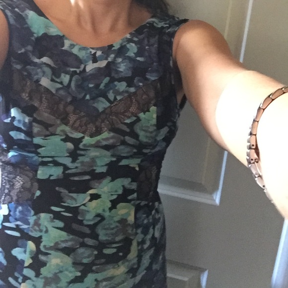 Beautiful floral and lace trim dress - Picture 1 of 6